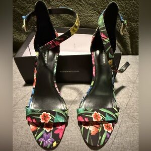 NIB Nine West Women's Floral Sandals - Black Multi Brand New Never Worn